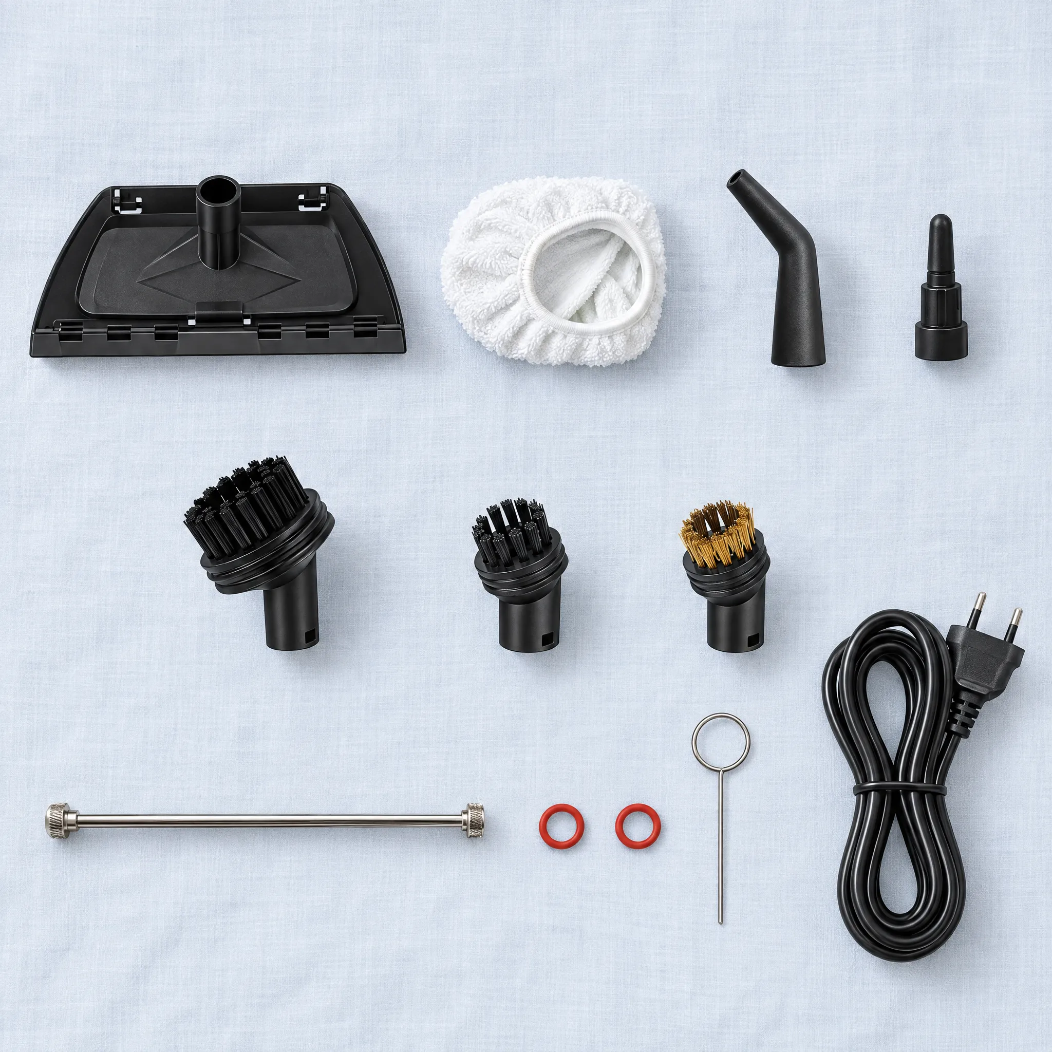 Les 11 accessoires fournis : tête textile, bonnette, deux buses, trois brosses, rallonge, joints, aiguille et cordon